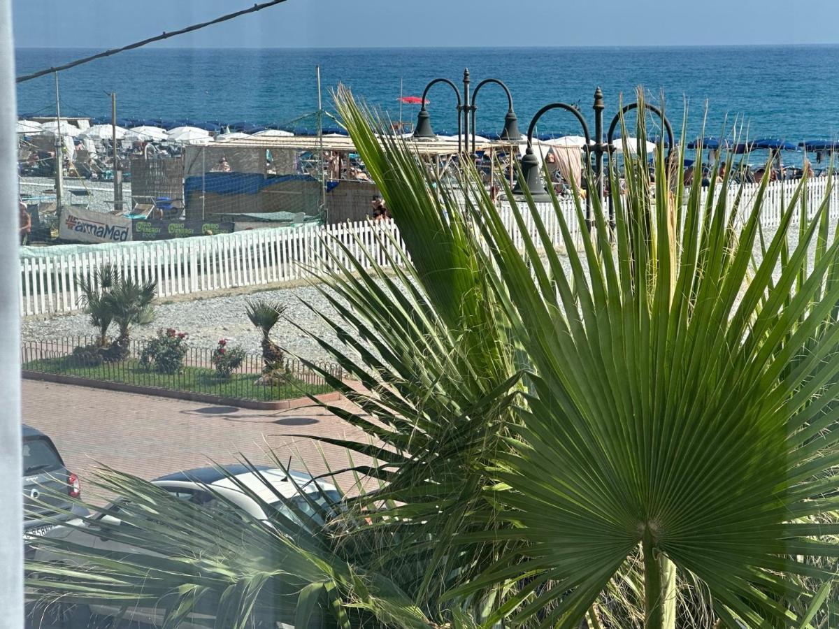 Appartamento Aria Del Mare Βεντιμίλια Εξωτερικό φωτογραφία